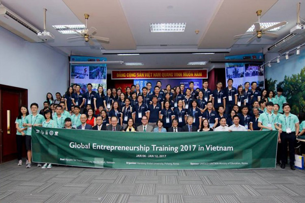 chuong-trinh-dao-tao-doanh-nhan-toan-cau-tinh-than-toan-cau-bat-dau-tu-dia-phuong chuong trinh dao tao doanh nhan toan cau tinh than toan cau bat dau tu dia phuong