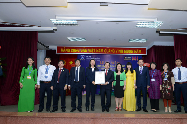 dh-nguyen-tat-thanh-dat-chung-chi-dai-hoc-3-sao-theo-tieu-chuan-qs-stars-quoc-te dh nguyen tat thanh dat chung chi dai hoc 3 sao theo tieu chuan qs stars quoc te