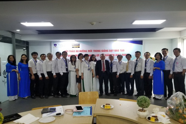 hoi thao xu huong moi trong giang day dao tao nganh quan tri nguon nhan luc va quan tri kinh doanh