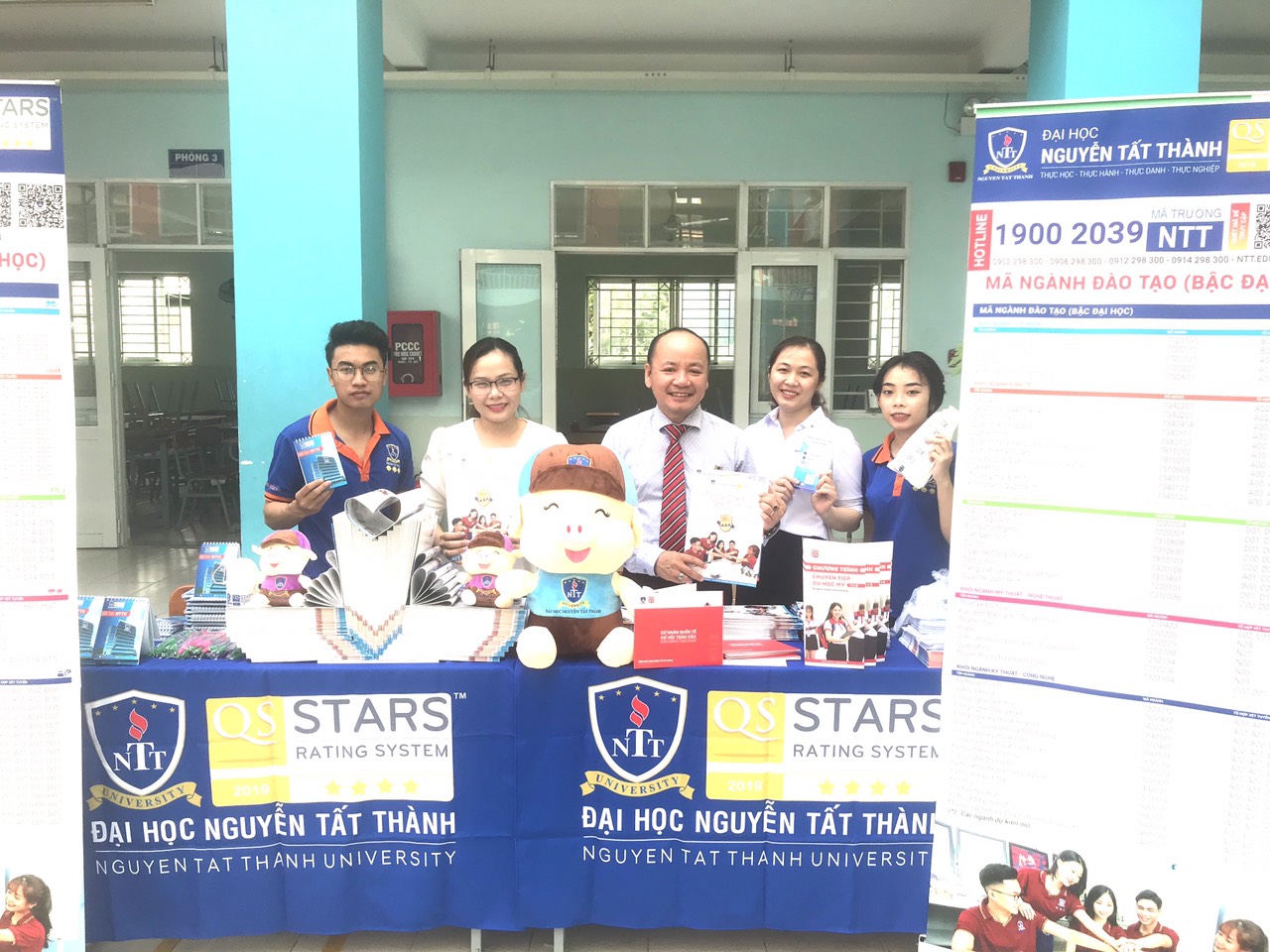 truong20dh20nguyen20tat20thanh20va20khoa20qtkd20luon20dong20hanh20cung20cac20buoi20tu20van20huong20nghiep20cho20hs20khoi2012-2 Truong DH Nguyen Tat Thanh va Khoa QTKD luon dong hanh cung cac buoi tu van huong nghiep cho HS khoi 12 2