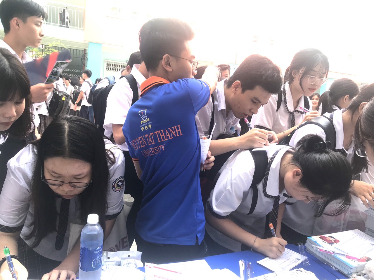 truong20dh20nguyen20tat20thanh20va20khoa20qtkd20luon20dong20hanh20cung20cac20buoi20tu20van20huong20nghiep20cho20hs20khoi2012-3 Truong DH Nguyen Tat Thanh va Khoa QTKD luon dong hanh cung cac buoi tu van huong nghiep cho HS khoi 12 3