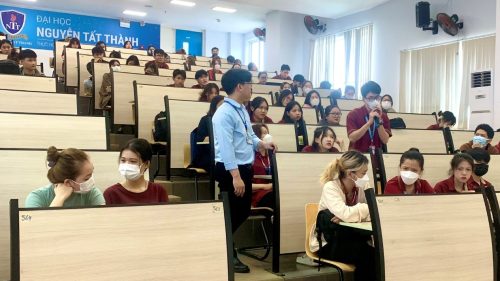 Sinh viên đặt câu hỏi cho Quý Thầy Cô