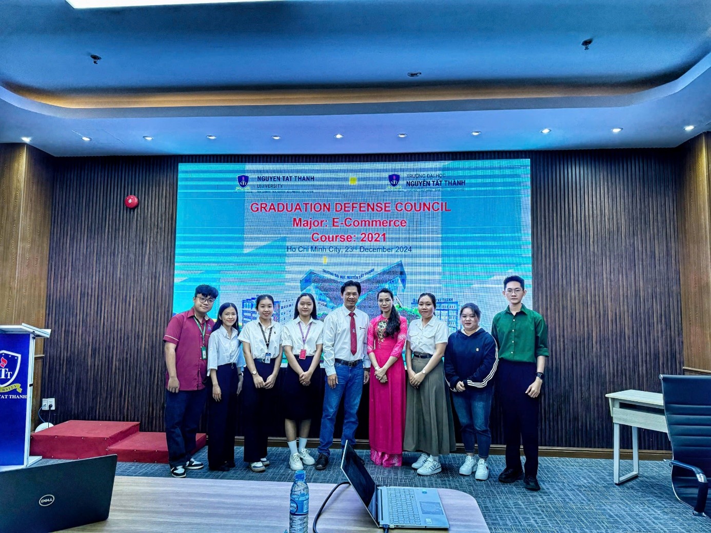 Bảo Vệ Khóa Luận Bằng Tiếng Anh Không Chỉ Là Kết Thúc Hành Trình Đại Học – Mà Là Khởi Đầu Cho Hành Trình Hội Nhập Quốc Tế