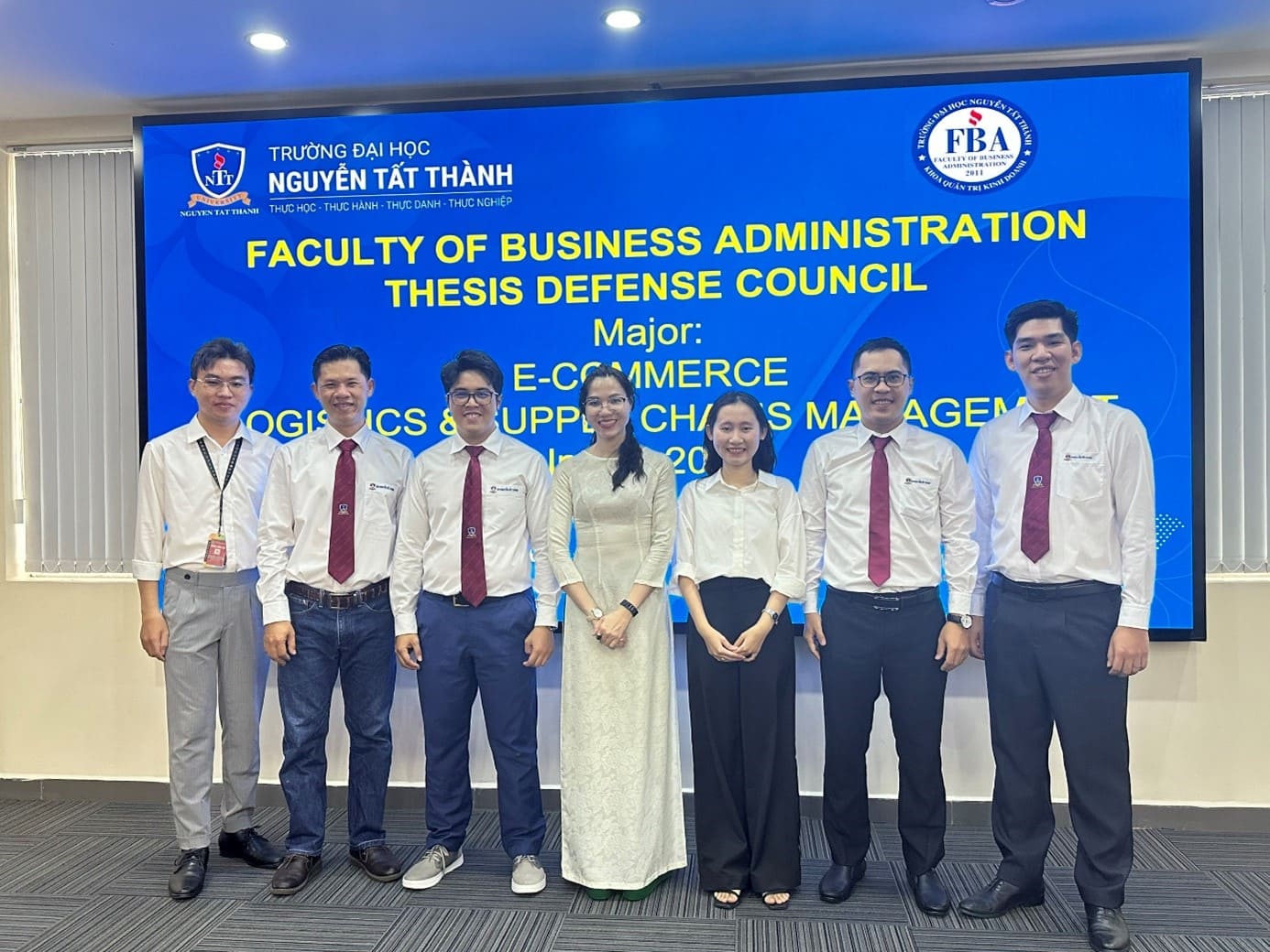 Sinh Viên Ngành Thương Mại Điện Tử Tự Tin Bảo Vệ Khóa Luận Tốt Nghiệp Bằng Tiếng Anh